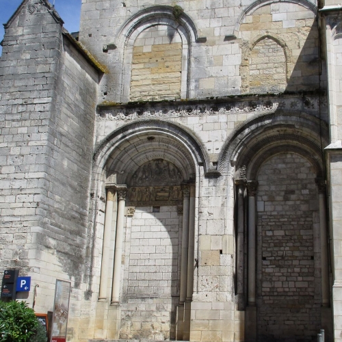 Tympan de la Nativité clocher Sainte-Croix