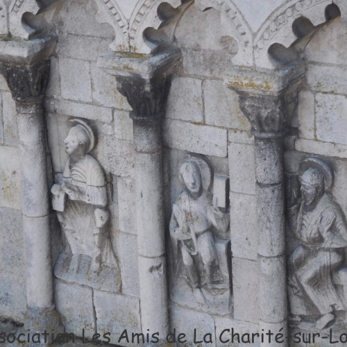 Statuaire sur le clocher des Bertranges